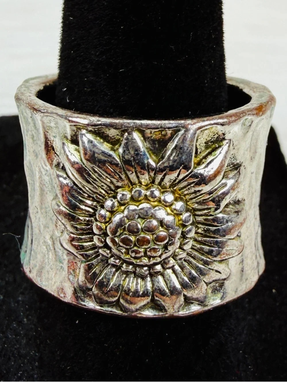 Aged Silvertone Raised etched Sunflower Hammered weighted Ring 8 1/2-9